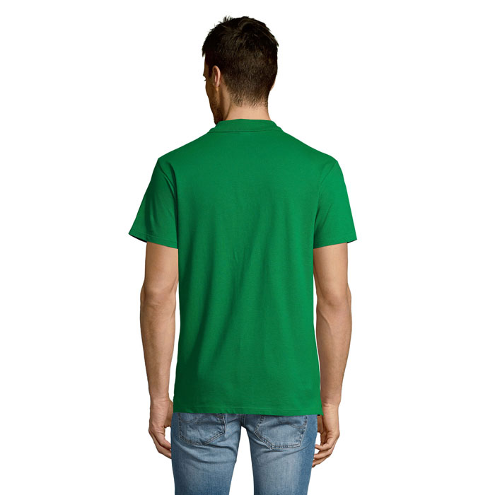 Homme portant un t-shirt vert vu de dos