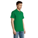 Homme portant un polo vert et un jean