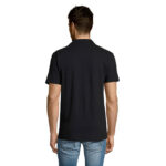 Homme portant un polo noir vu de dos