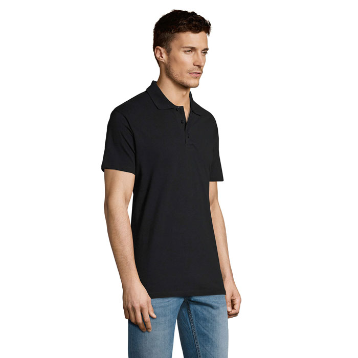Homme portant un polo noir et jean bleu