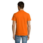 Homme portant un polo orange et un jean