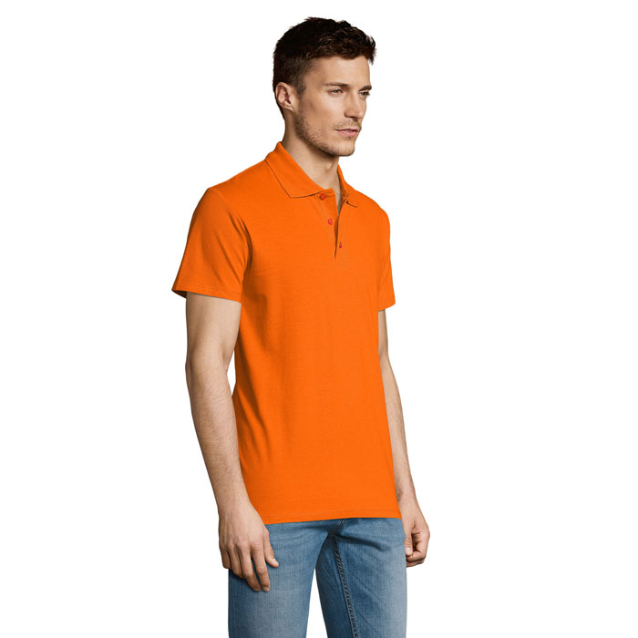 Homme portant un polo orange et un jean.