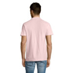 Homme portant un polo rose vu de dos