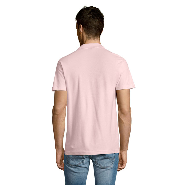 Homme portant un polo rose vu de dos