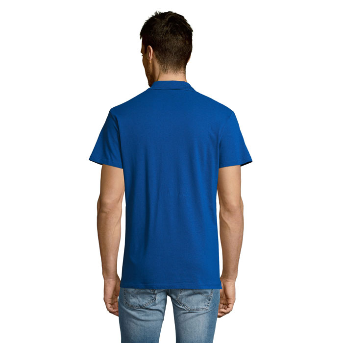 Homme portant un polo bleu vu de dos