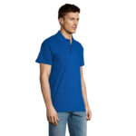 Homme portant un polo bleu et un jean