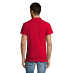 Homme portant un t-shirt rouge vu de dos