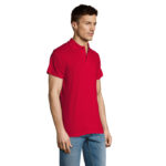 Homme portant un polo rouge et un jean bleu
