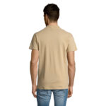 Homme portant un polo beige vu de dos