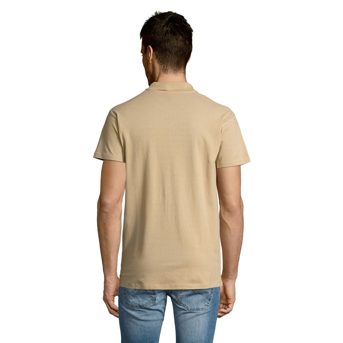 Homme portant un polo beige vu de dos