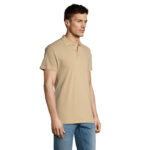 Homme portant un polo beige et un jean bleu