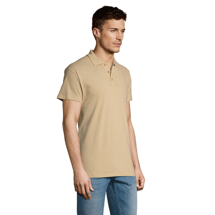 Homme portant un polo beige et un jean bleu