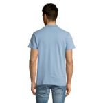 Homme portant un polo bleu clair
