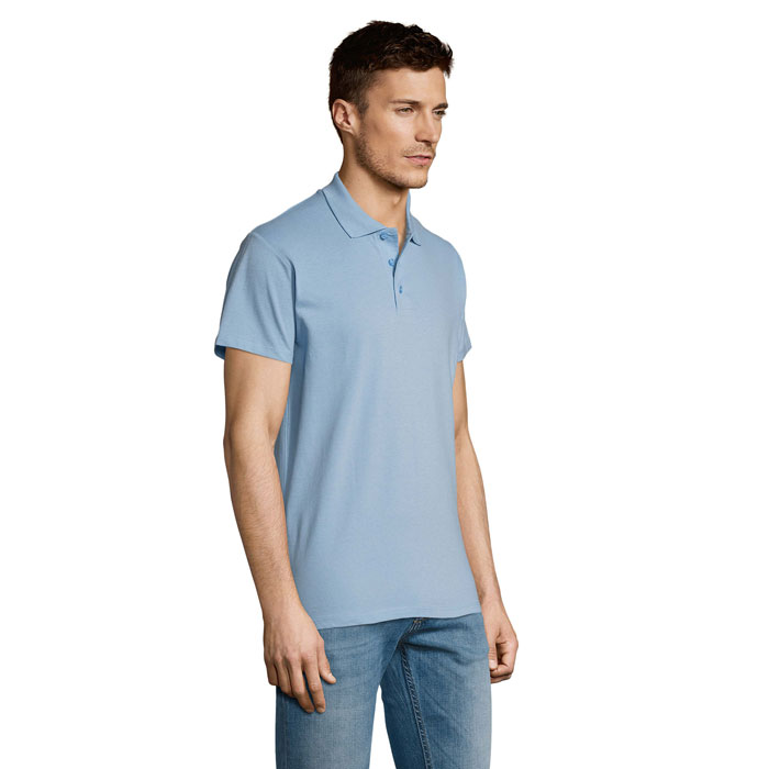 Homme portant un polo bleu clair et jean.