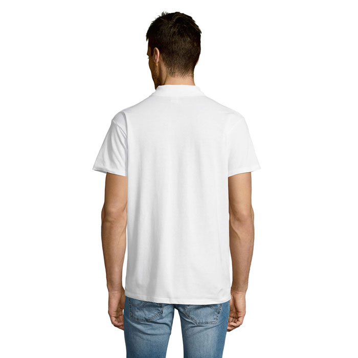 Homme portant un t-shirt blanc vu de dos