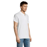 Homme portant un polo blanc et un jean