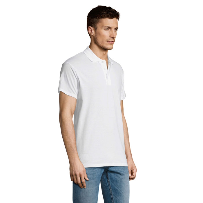 Homme portant un polo blanc et un jean