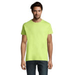 Homme portant un t-shirt vert clair