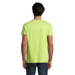 Homme portant un t-shirt vert clair