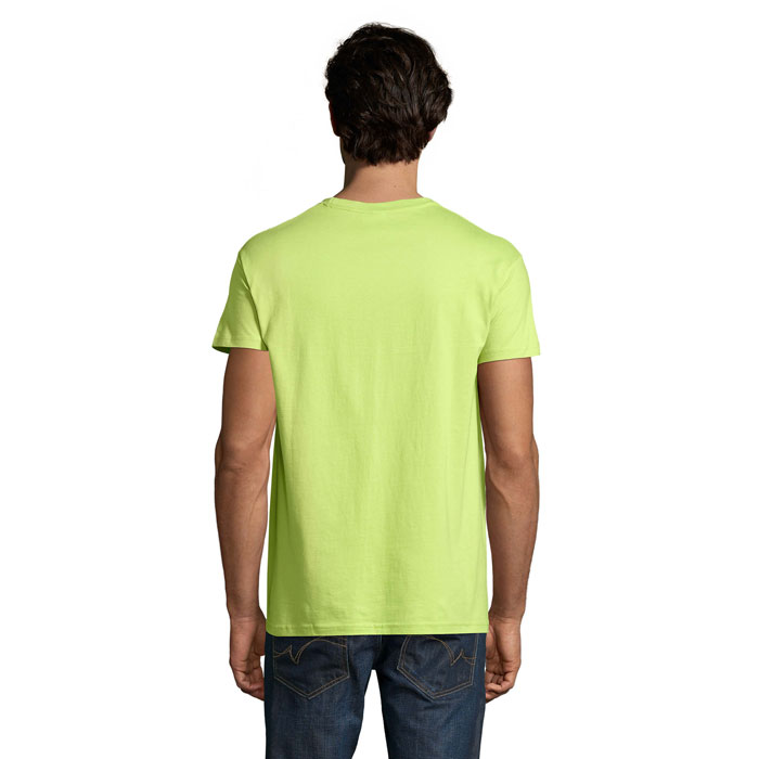 Homme portant un t-shirt vert clair