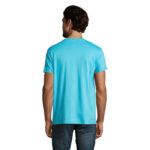 Homme portant un t-shirt bleu clair
