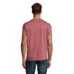 Homme portant un t-shirt rose vu de dos