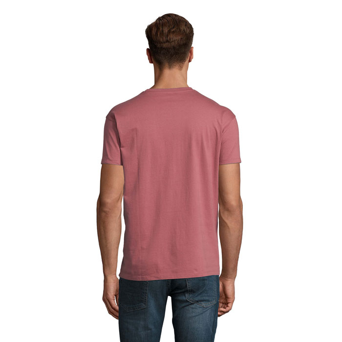 Homme portant un t-shirt rose vu de dos