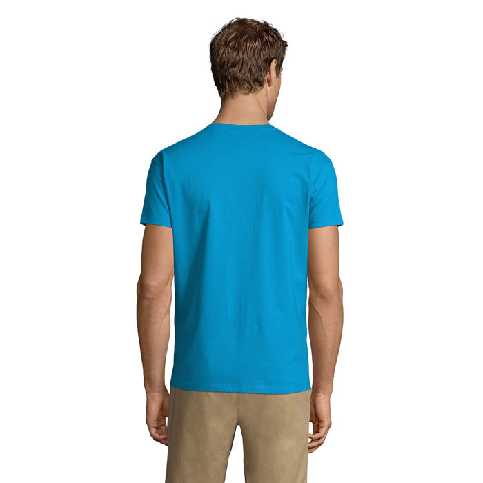 Homme portant un t-shirt bleu de dos