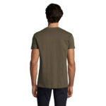 Homme portant un t-shirt kaki vu de dos