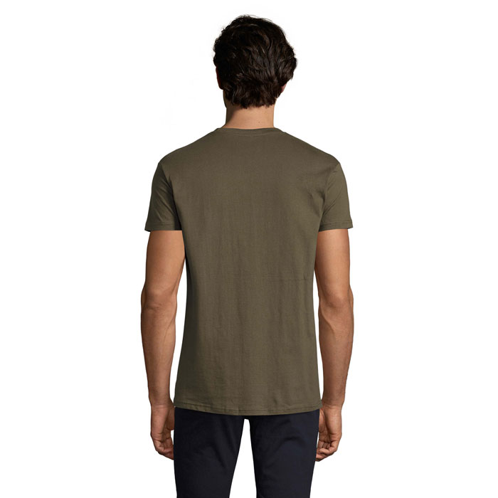 Homme portant un t-shirt kaki vu de dos