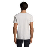Homme portant un t-shirt gris vu de dos