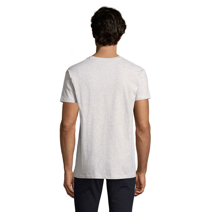 Homme portant un t-shirt gris vu de dos