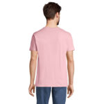 Homme portant un t-shirt rose vu de dos