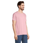 Homme portant un t-shirt rose et jean bleu