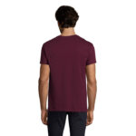 Homme portant un t-shirt bordeaux vu de dos