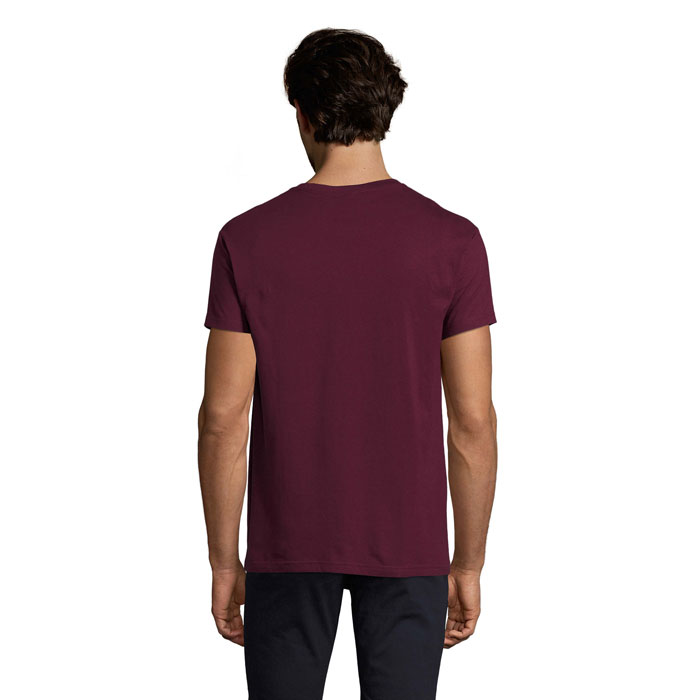 Homme portant un t-shirt bordeaux vu de dos