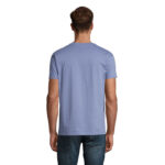 Homme portant un t-shirt bleu clair vu de dos