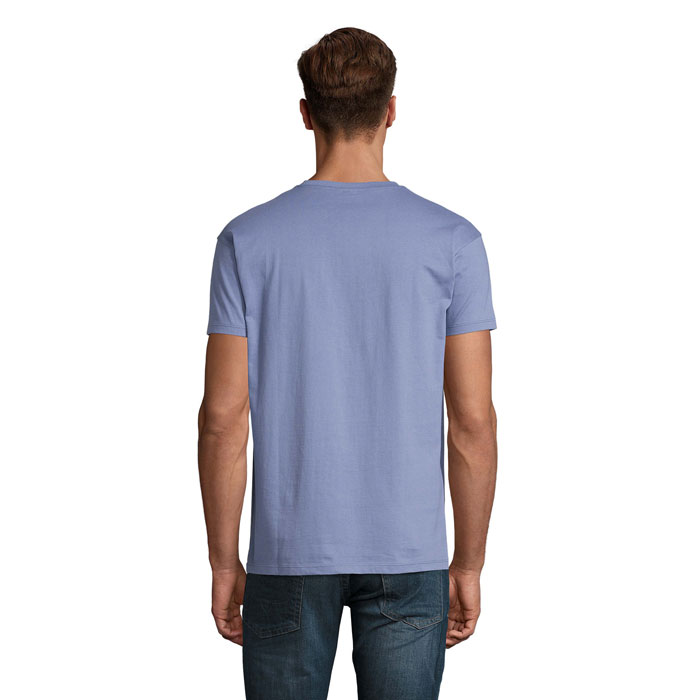 Homme portant un t-shirt bleu clair vu de dos