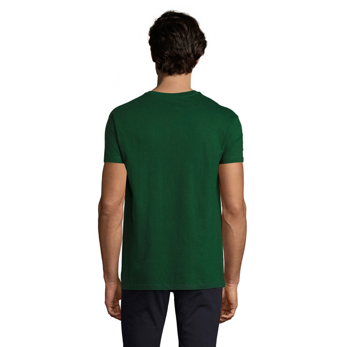 Homme portant un t-shirt vert uni de dos