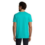 Homme portant un t-shirt turquoise vu de dos