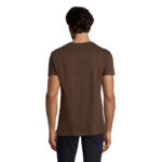 Homme portant un t-shirt marron vu de dos