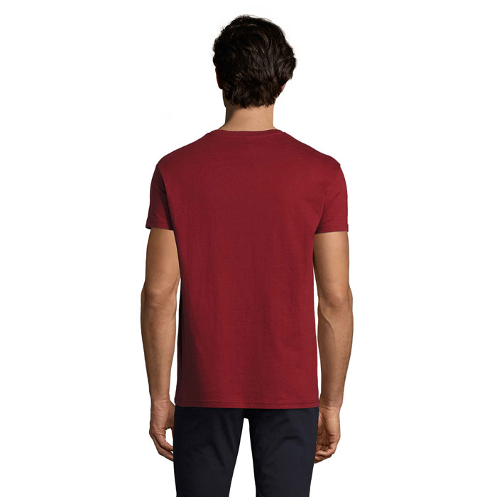 Homme portant un t-shirt rouge uni