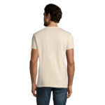 Homme portant un t-shirt beige vu de dos