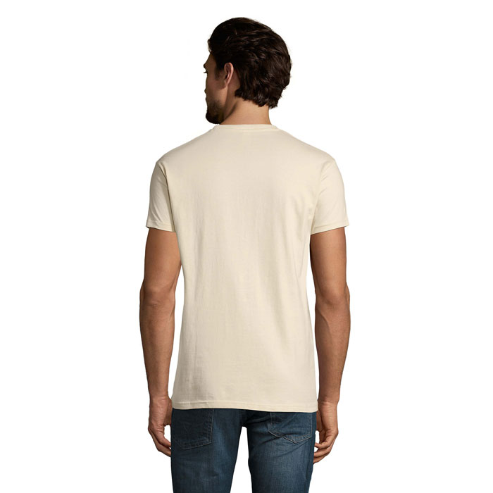 Homme portant un t-shirt beige vu de dos
