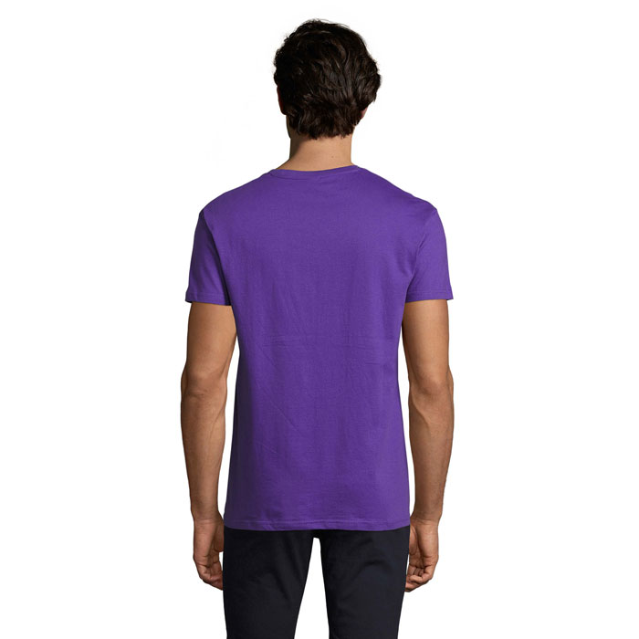 Homme portant un t-shirt violet vu de dos