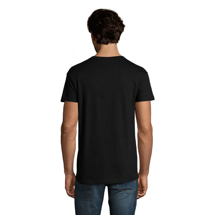 Homme portant un t-shirt noir vu de dos
