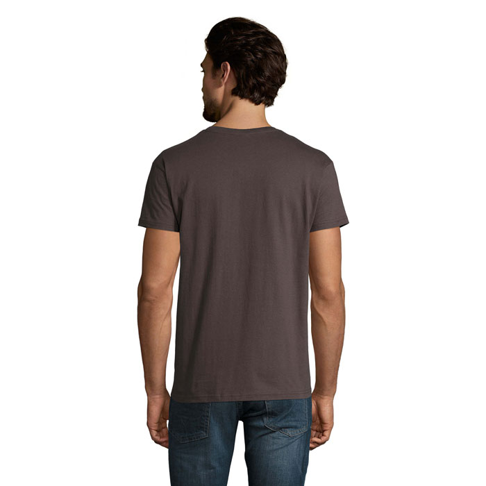 Homme portant un t-shirt gris vu de dos