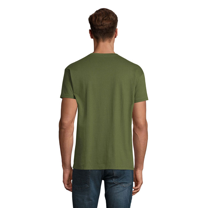 Homme portant un t-shirt vert vu de dos