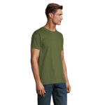 Homme portant un t-shirt vert olive et jean bleu