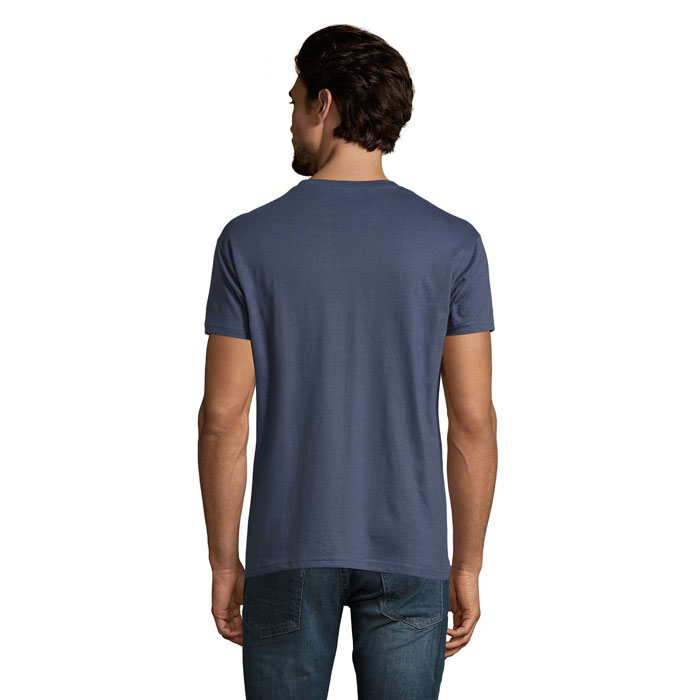 Homme portant un t-shirt bleu vu de dos